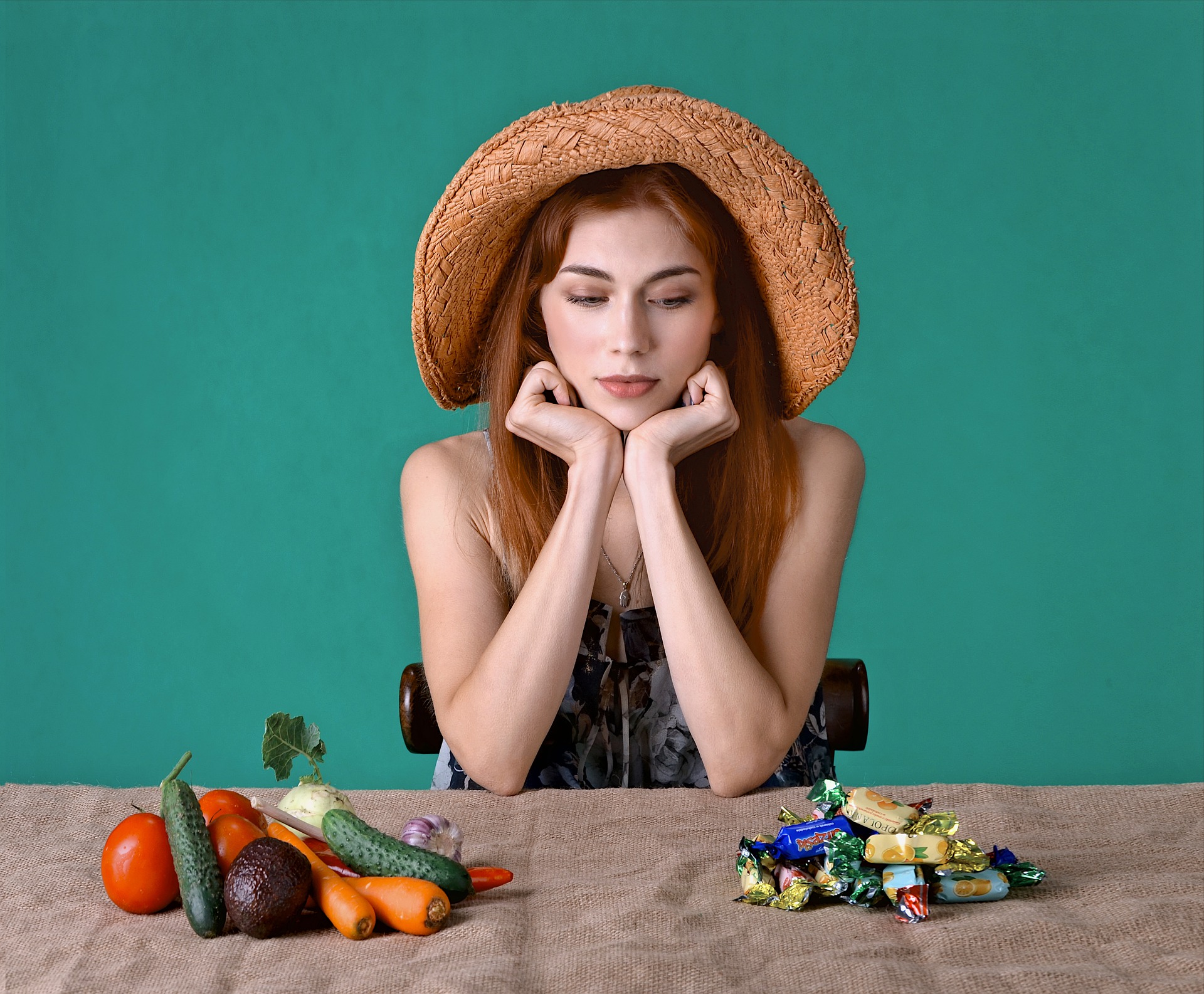 Ragazza di fronte a un cibo sano e uno non sano